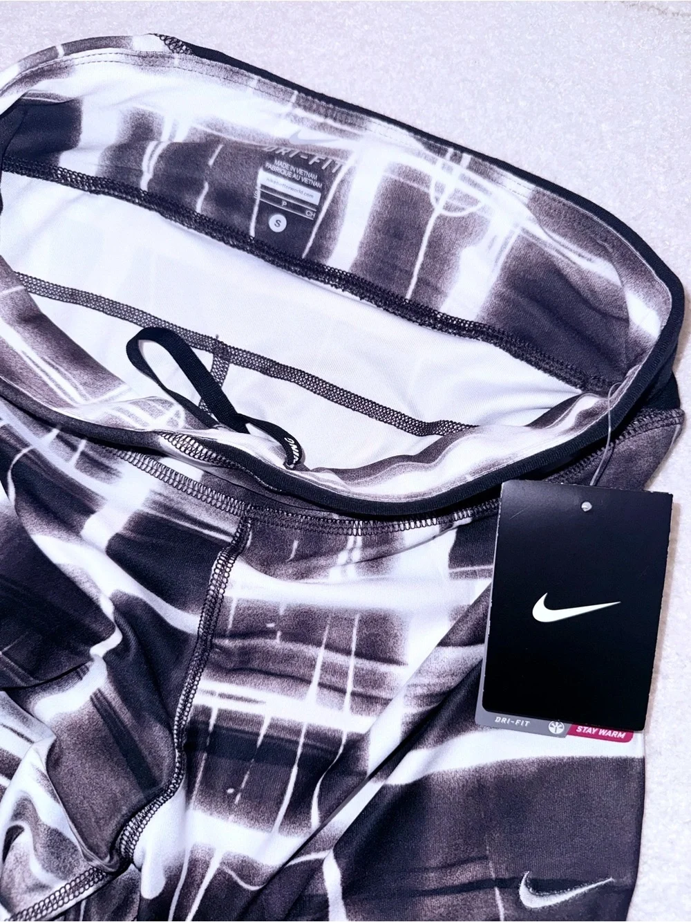 NWT Nike dry fit crop Capri leggings Small black and white design